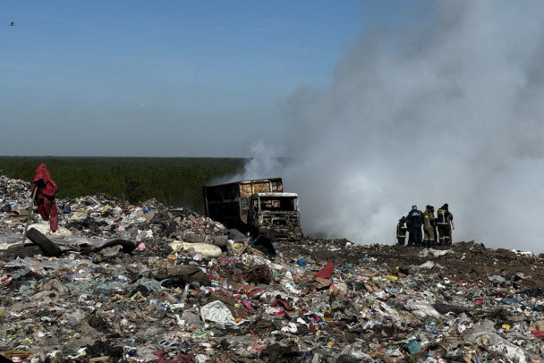 Тысячи тонн грунта брошены на борьбу с пожаром на полигоне в Лепсари 