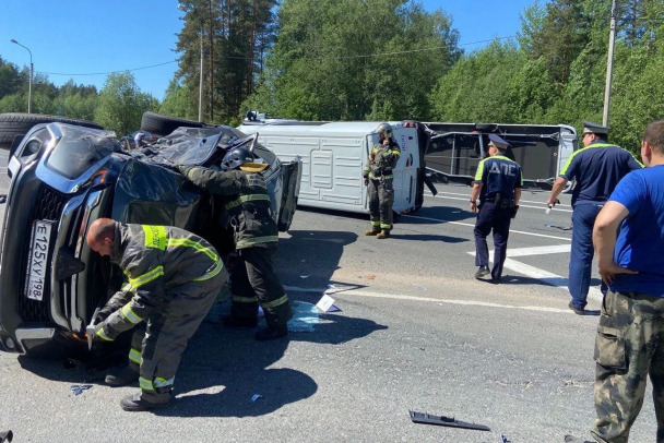 Микроавтобус, внедорожник и автодом рухнули на бок на трассе «Псков». У машин работают пожарные и бригады скорой
