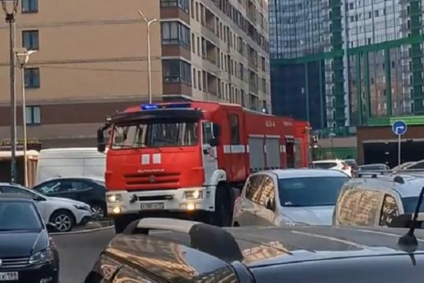 В Кудрово утром полыхала квартира в многоэтажке, жильца увезли в больницу с ожогами