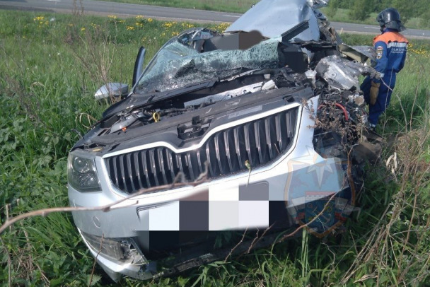 «Шкоду» сплющило в ДТП с «Газелью» на трассе «Вологда - Новая Ладога», один водитель погиб