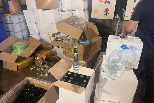 В гаражи Ульяновки и Тельмана зашла полиция по следам розлива поддельного алкоголя для наливаек Петербурга