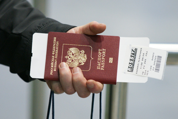 Невыездные. У российских туристов могут массово начать отбирать паспорта на границе