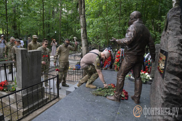 В день рождения Пригожина цветы несут к памятнику основателю Вагнера на кладбище Петербурга