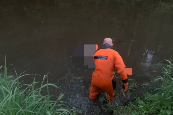 Из реки на окраине Петербурга областные спасатели подняли погибшего