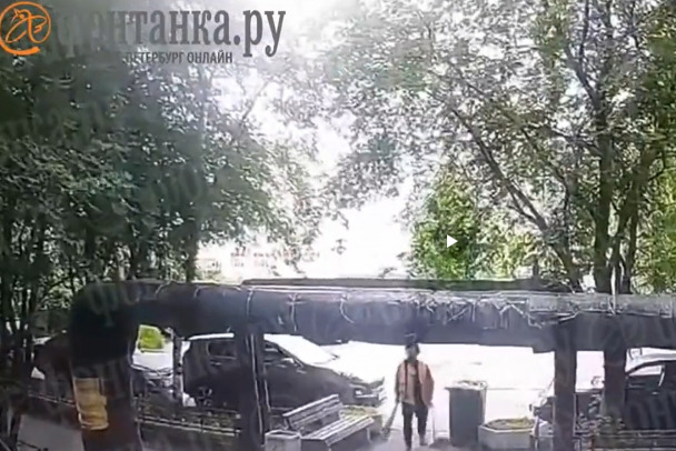 В Петербурге молодежь напала на дворника с ножом за замечание о мусоре