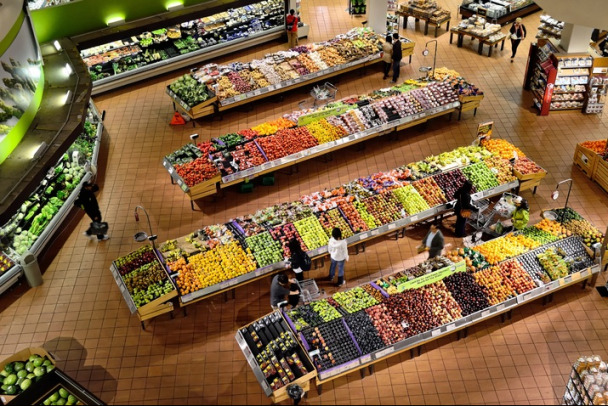 Приемщица продуктов гипермаркета окажется в суде за то, что в обмен на 865 тысяч невнимательно смотрела на фрукты и овощи