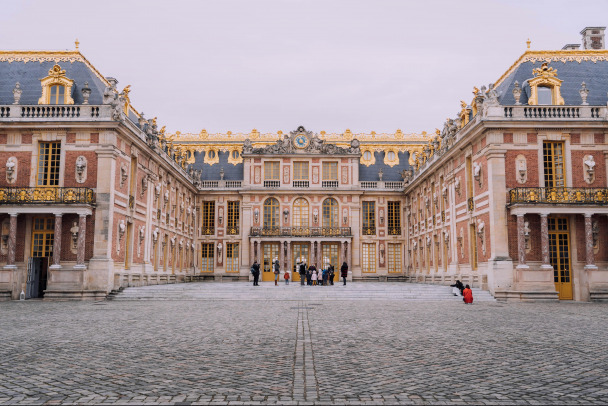 В Версальском дворце загорелась крыша, но ее быстро потушили