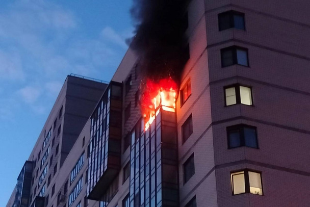 В Буграх огонь охватил балкон и квартиру в высотке. Пожарные выводили людей - фото и видео