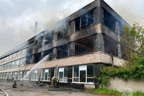 На заводе в Гатчине закоптило окна двух этажей, открытый огонь ликвидирован