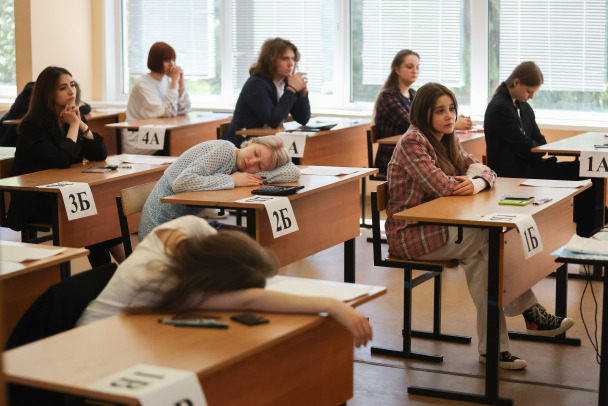 Стресс и необъективность. Больше половины российских педагогов считают, что ЕГЭ надо отменить