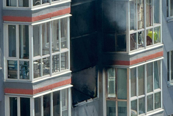 Столб черного дыма поднимался из квартиры в Кудрово. Эвакуировано более 50 человек