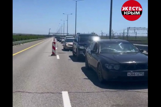 Более 1000 машин выстроились в очередь на Крымский мост
