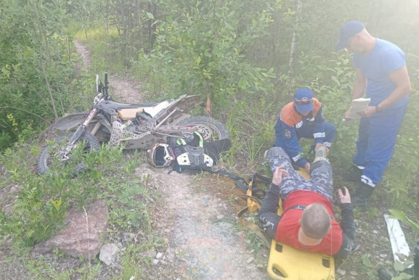 Пилота спортивного байка госпитализировали после езды по лесу у Путилово