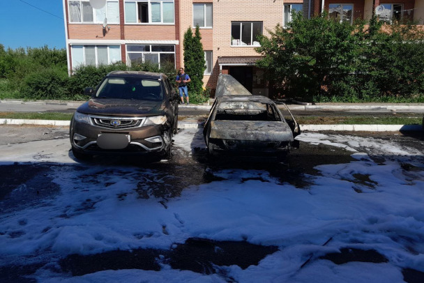 Беспилотник атаковал двор многоэтажки в Белгородской области, ранена женщина