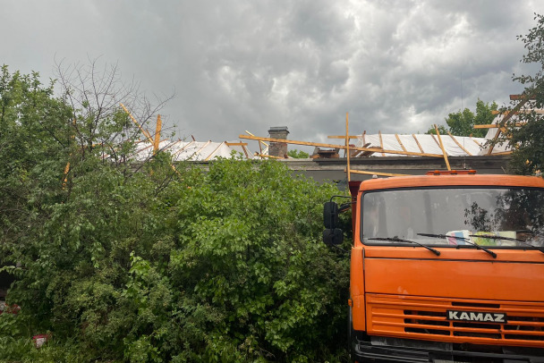 Квартиры залило дождем, автомобиль поврежден. Буря прервала капремонт в домах в Ульяновке и Семрино