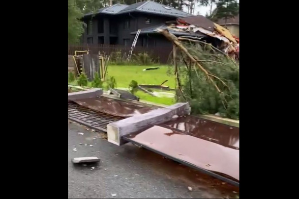 Буря сорвала крышу дома и повалила десятки деревьев в Энколово - видео
