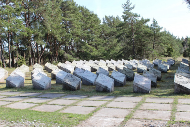 В Эстонии на Сааремаа начали убирать захоронения советских воинов