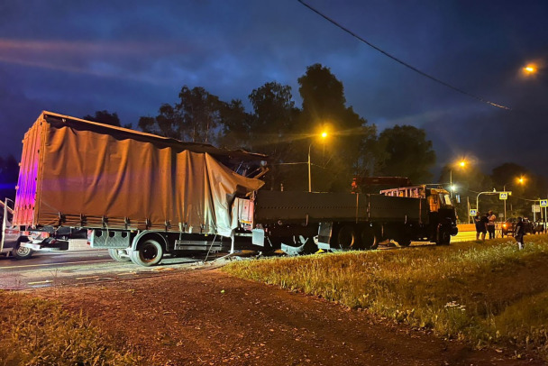Один человек пострадал при столкновении грузовиков на трассе М-10 "Россия" 
