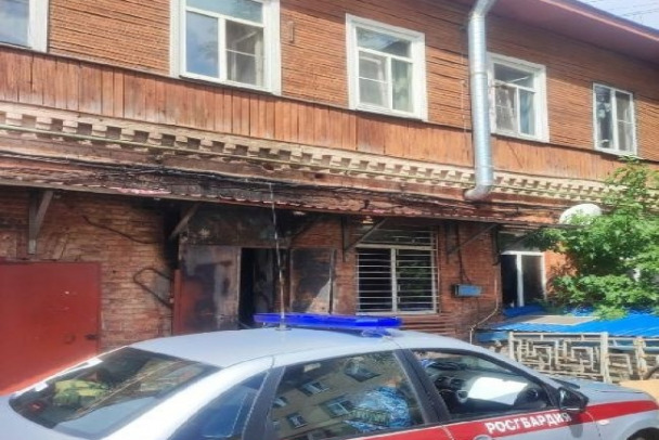 Ночью жильцов дома в Гатчине эвакуировали из-за дыма и огня в блинной
