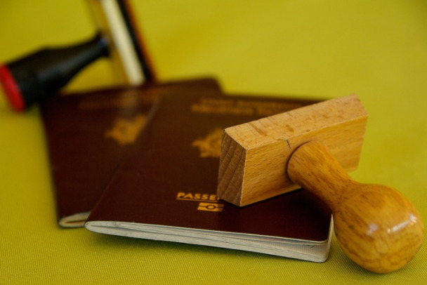 Старый паспорт нелегален. Россияне не смогут оставаться в Чехии без биометрического паспорта