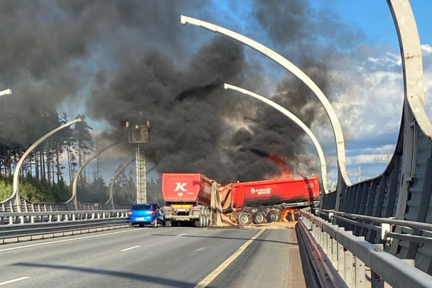 Движение на ЗСД перекрыли из-за столкновения двух грузовиков и возгорания