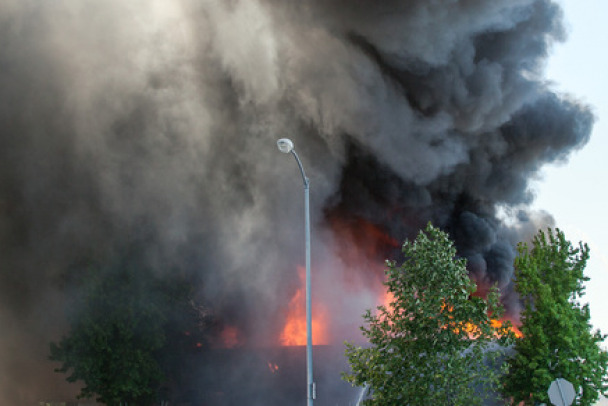 Мужчина погиб при пожаре в Приозерске. Там полыхали гаражи