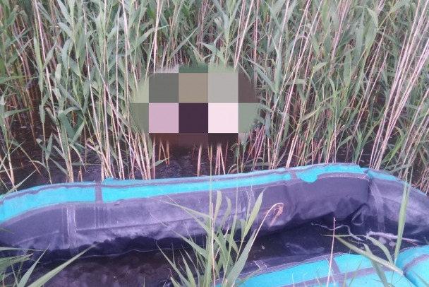 Спасатели нашли тело пропавшего рыбака на озере под Лугой