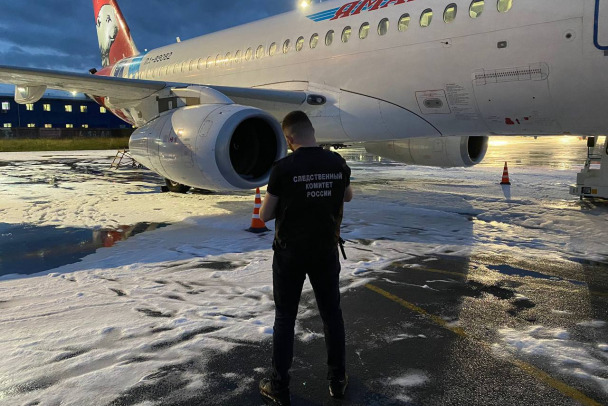 После приземления в «Пулково» у самолета задымился двигатель