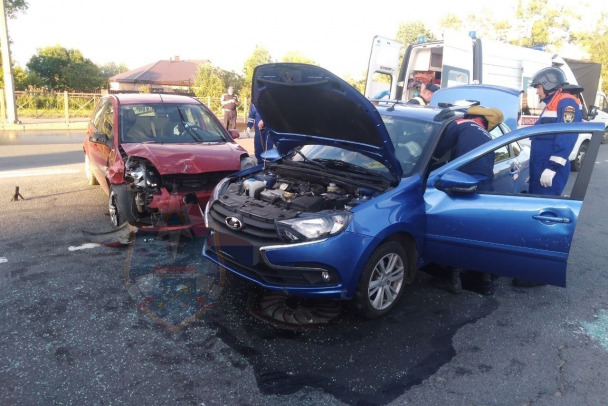Пассажирка «Лады» пострадала при столкновении с «Фордом» в Тосно