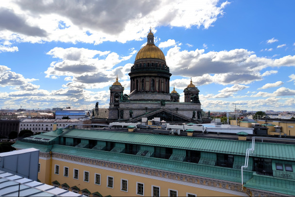 Полицейские сходили на экскурсию по крыше Петербурга и задержали гида-руфера
