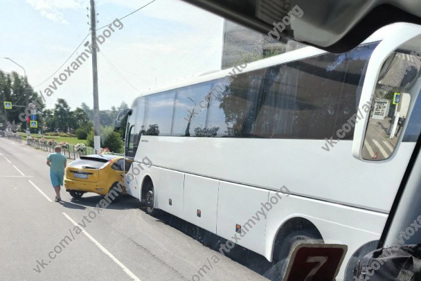 Пассажирский автобус с арендой из прошлого и легковушка столкнулись в Выборге - фото