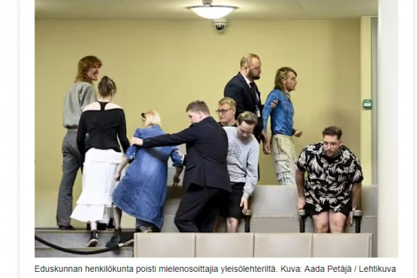 В финском парламенте на галёрке бузили активисты — противники закона о выдворении мигрантов