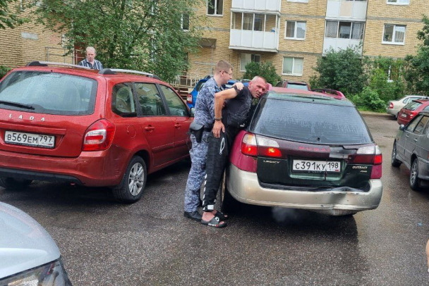 Фото и видео: Разбил сразу 5 машин во дворе Петербурга. Неадекватного водителя задержали Росгвардейцы