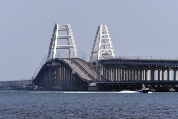 Более 1500 машин стоят в очереди на Крымский мост