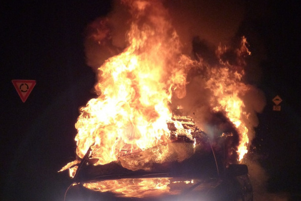 Машины загораются в сумерках. В Ленобласти горели брошенная Toyota, шведский грузовик и Mercedes C-класса