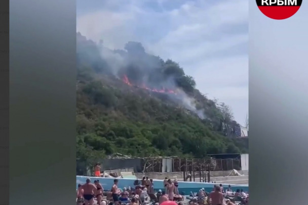 В Крыму продолжаются пожары – в Ялте за огнем наблюдают с пляжа 