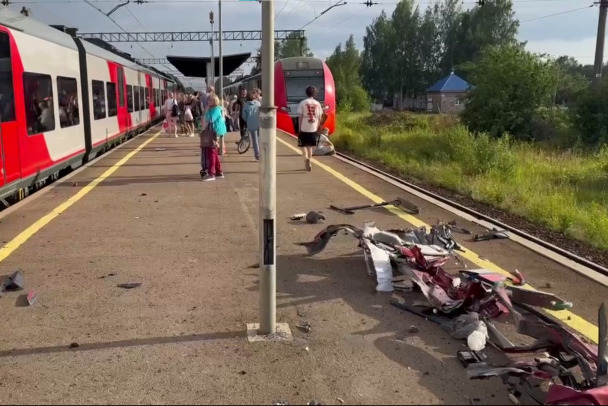 Под Гатчиной пассажиров «Ласточки» забрал новый поезд
