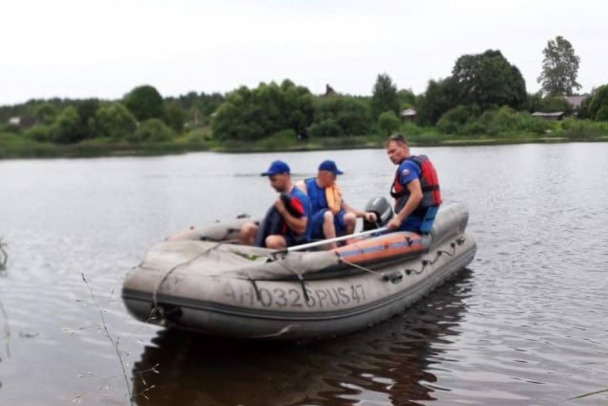 Спасатели достали тело мужчины из реки Луга