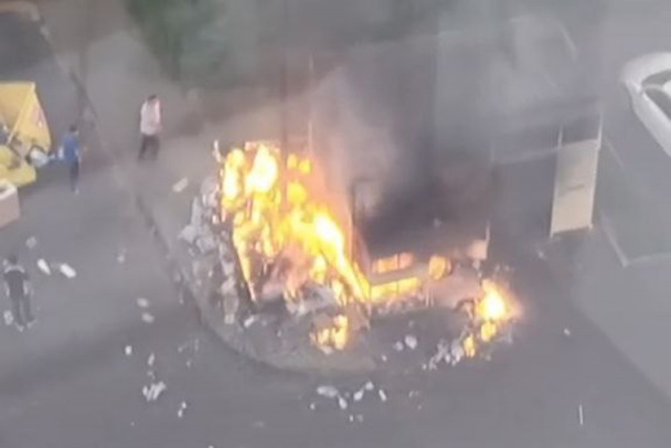 В Мурино загорелся мусорный бак, в Петербурге — асфальт