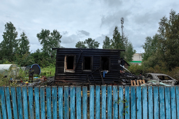 «Нужно практически все. Одежда, постельное белье». В Ульяновке сгорел дом и автомобиль семьи участника СВО 