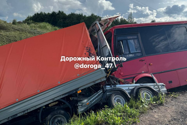 Автобус до Петербурга попал в аварию на «Нарве»