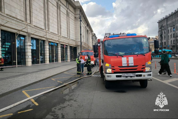 В Петербурге 19 пожарных на четырех машинах выехали на задымление в торговом центре “Галерея”