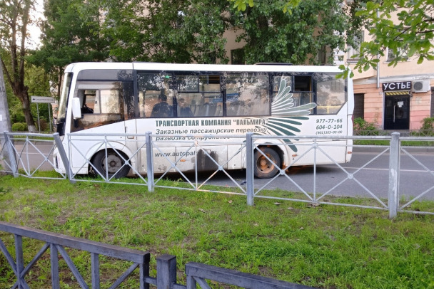 Под Волховом двое смельчаков остановили пассажира, укравшего выручку из автобуса