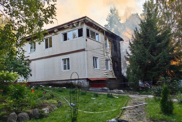 Человек получил ожоги во время пожара в Сарженке