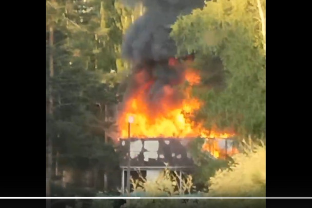 В деревне под Всеволожском огонь уничтожил один из последних магазинов - видео