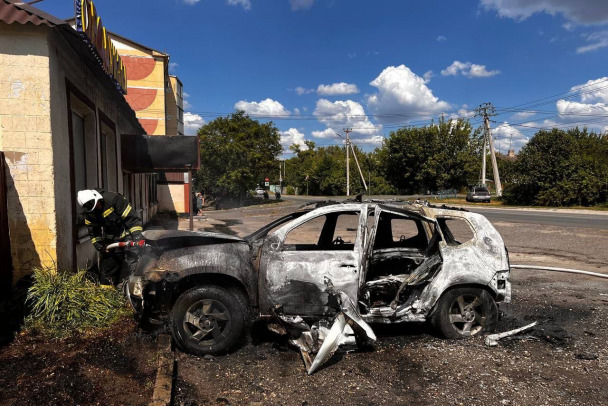 Дрон атаковал машину в поселке Октябрьский Белгородской области: водитель успел выскочить, а автомобиль уничтожен
