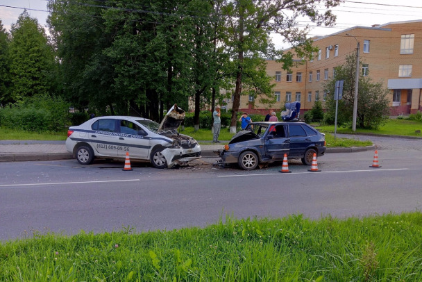 В Волхове автомобиль охранного предприятия попал в аварию. Пострадала пассажирка в другой машине
