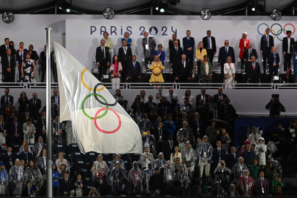 Олимпийские игры в Париже открыли перевернутым флагом