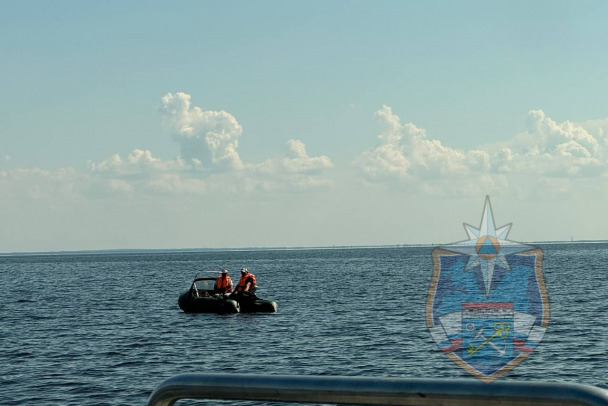 Спасатели вернули на берег двух мужчин, застрявших на Ладожском озере