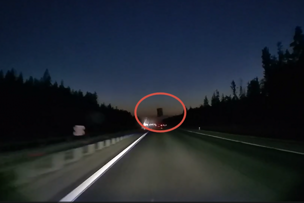 Улетевший диван испытал реакцию водителя на Сортавале